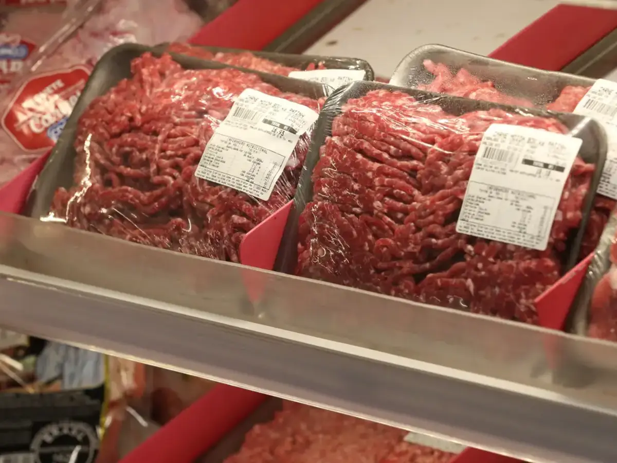 pacotes de carne moída no supermercado / inflação