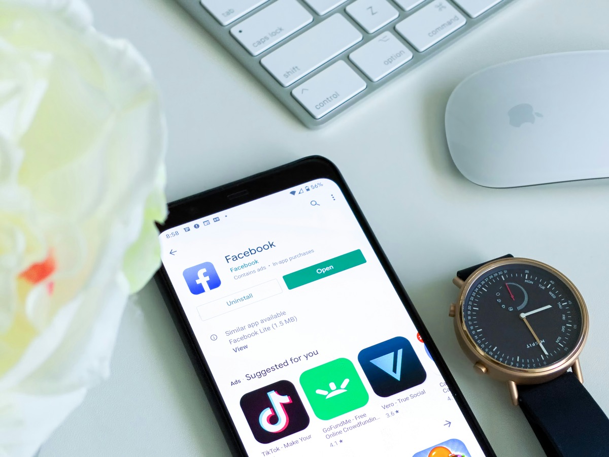 celular em loja de aplicativos com Facebook aberto e tiktok embaixo