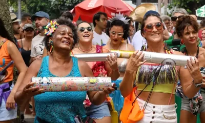 Blocos de carnaval não oficiais desfilam pelas ruas do centro do Rio de Janeiro