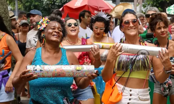 Blocos de carnaval não oficiais desfilam pelas ruas do centro do Rio de Janeiro; marcas
