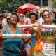 Blocos de carnaval não oficiais desfilam pelas ruas do centro do Rio de Janeiro