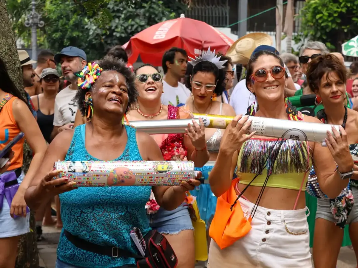 Blocos de carnaval não oficiais desfilam pelas ruas do centro do Rio de Janeiro