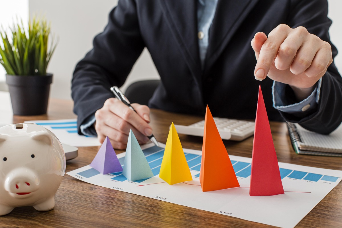 empresário fazendo anotação e estudando maquete de funil de vendas