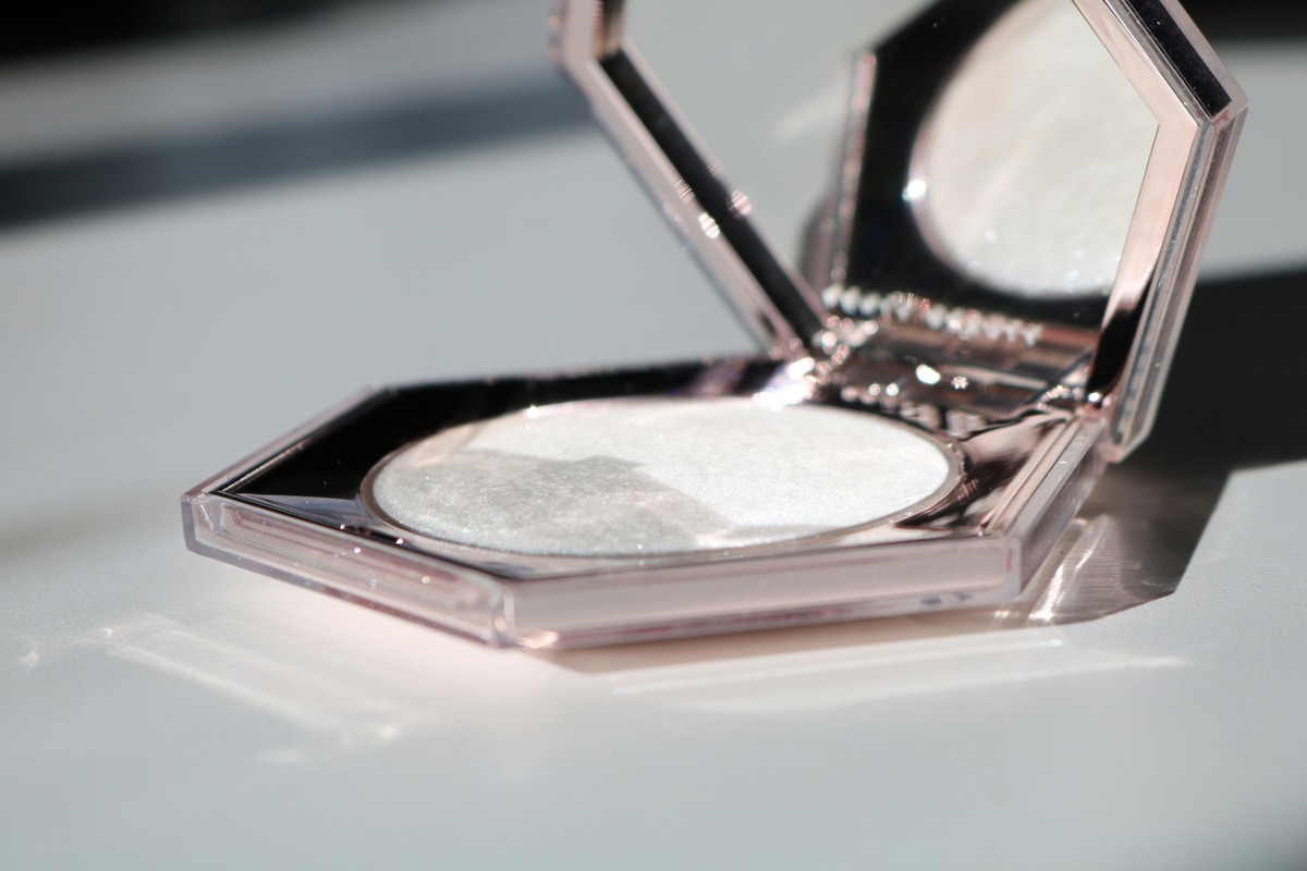 Embalagem de iluminador da Fenty Beauty aberta