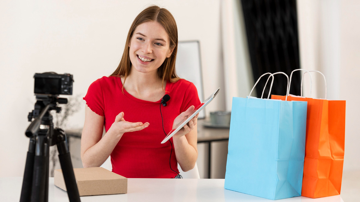 Menina fazendo social commerce