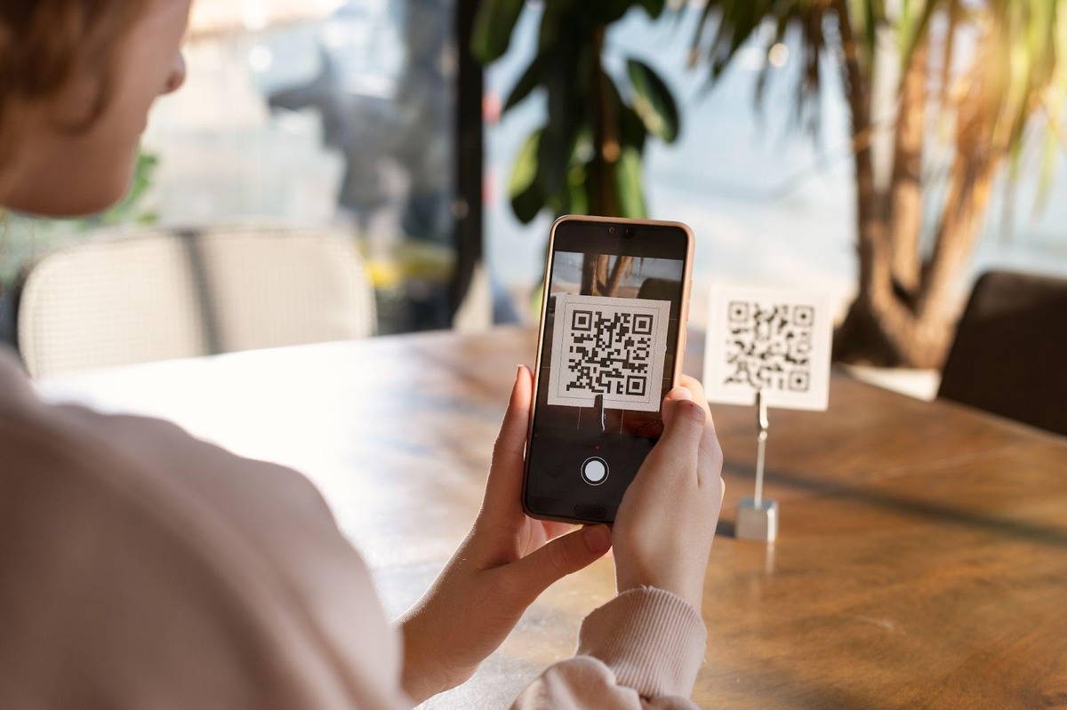 mulher escaneando QR code; pix automático