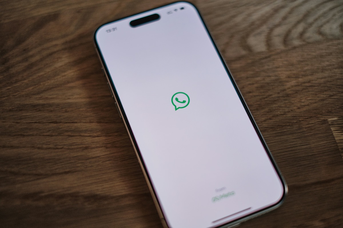 Celular abrindo whatsapp