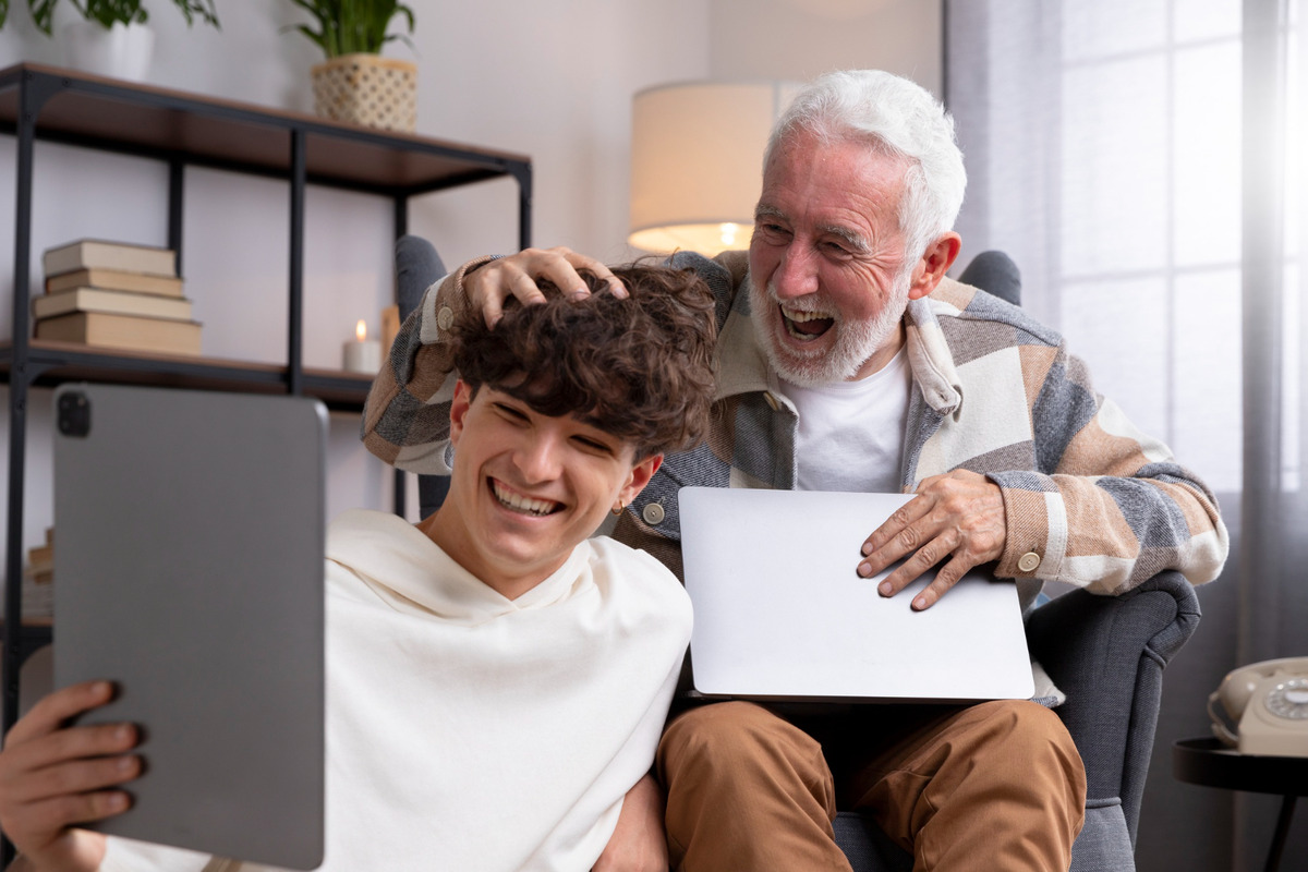 Pai e filho usando tablet e computador