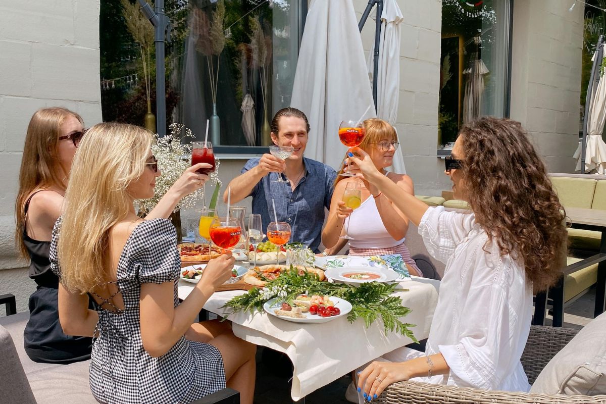Inteligência artificial avança no food service e amplia uso de tecnologia na gestão de restaurantes