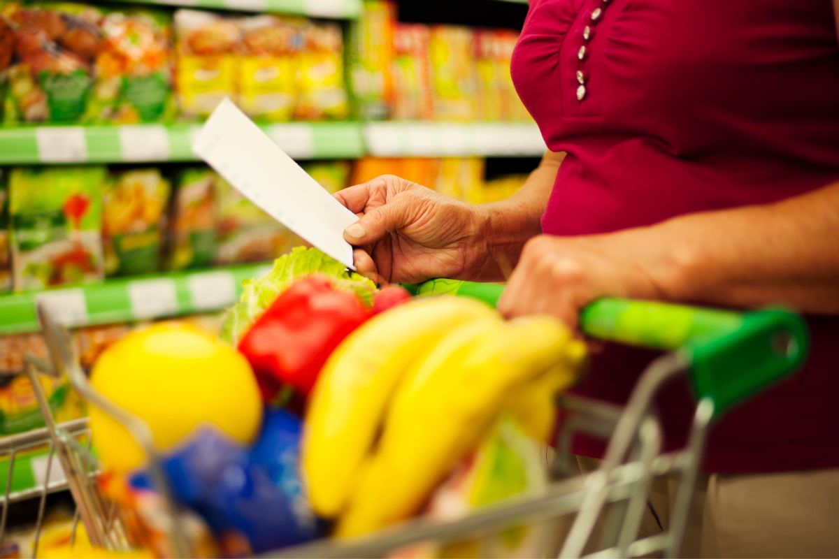 Alta do IPCA e orçamento apertado levam consumidores a rever compras no supermercado