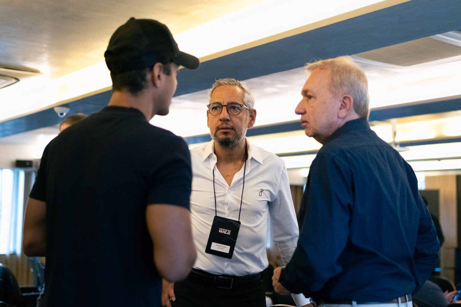 Profissionais de varejo em networking durante evento da Central do Varejo